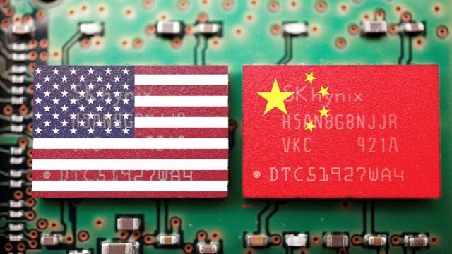 Các nhà sản xuất chip toàn cầu đối mặt hai